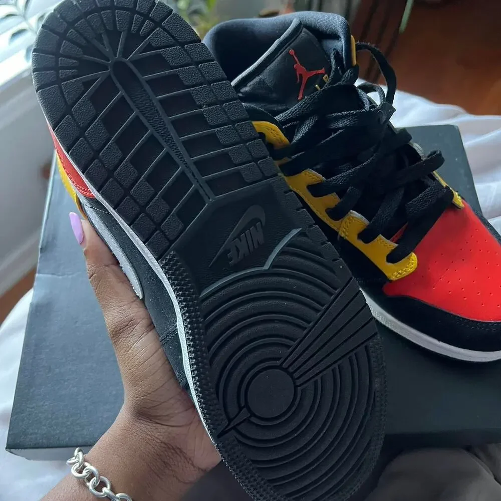 Jordan 1 mid sneakers